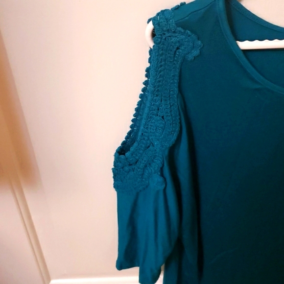 Teal cold shoulder top by Lava Size Large - Picture 2 of 6